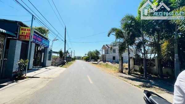 ĐẤT ĐƯỜNG NGUYỄN HUỆ GẦN QUỐC LỘ 55, CÁCH KCN ĐẤT ĐỎ 1KM 699M NGANG 10X70 THỔ CƯ 100