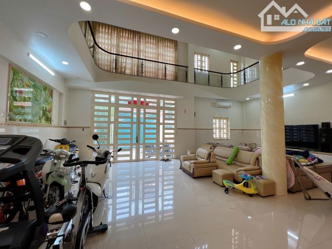 Rẻ nhất cung đường MT Nguyễn Đình Chiểu 11x26m NH - 5 tầng - HĐT 120tr giá chỉ 38 tỷ. - 2