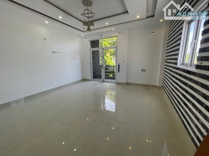 BÁN NHÀ 2 TẦNG MẶT TIỀN - DIỆN TÍCH 100M2 -OTO ĐẬU TRƯỚC NHÀ -VIEW ĐẸP HƯỚNG  MẶT SÔNG - 3