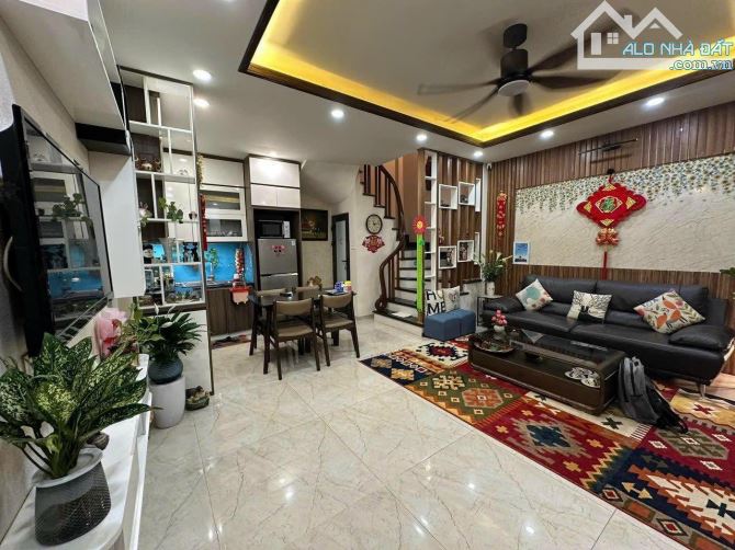 Siêu Ngon ! Mới Đẹp Hoàng Cầu , Vài bước ra Phố - 4x *5t chớm 8