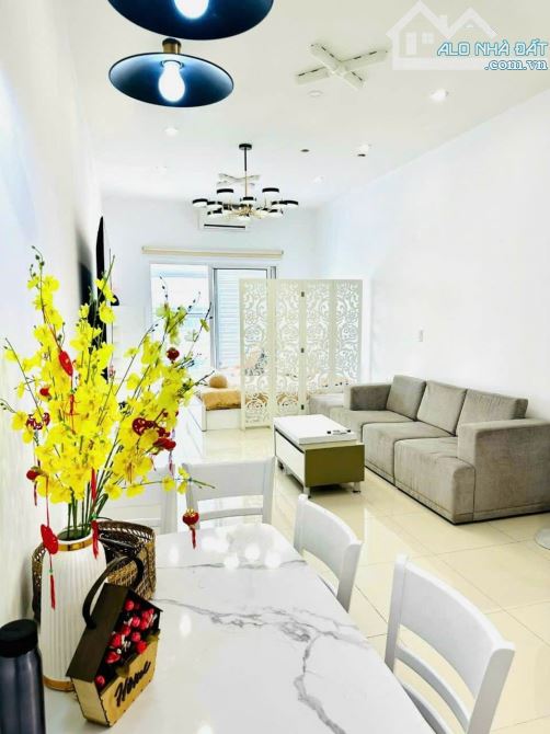 Bán căn hộ mới đẹp diện tích 56m2 view hồ bơi giá 3,5 tỷ sổ hồng