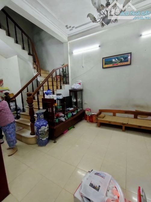 Bán nhà ngõ 269 Lạc Long Quân, DT 80m, 4 tầng, MT 6.7m, giá 14 tỷ, ngõ 2.5m.