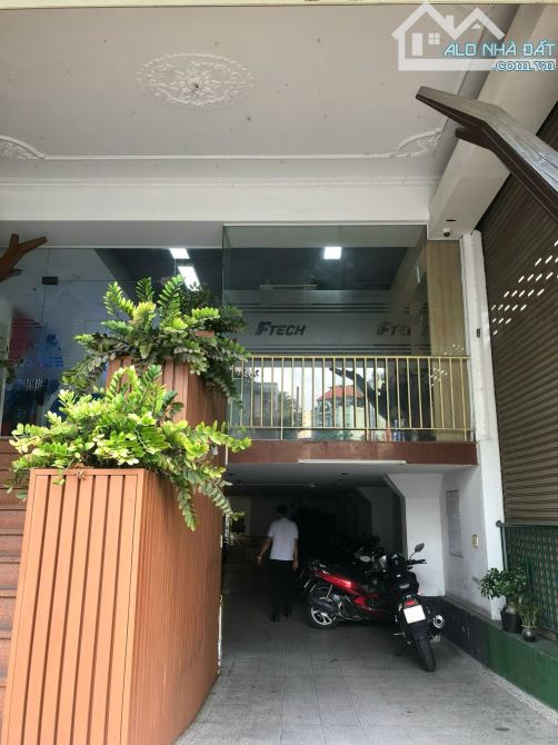 Cho thuê toà nhà 850m sử dụng tại mặt đường Cộng Hoà, quận Tân Bình - 1