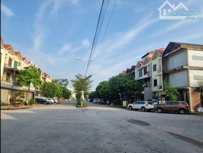 Bán nhà 3,5 tầng LK Đại Hoàng Long . Dt 87,5m . Mt 5m hướng TN. Giá 12ty5 - 4