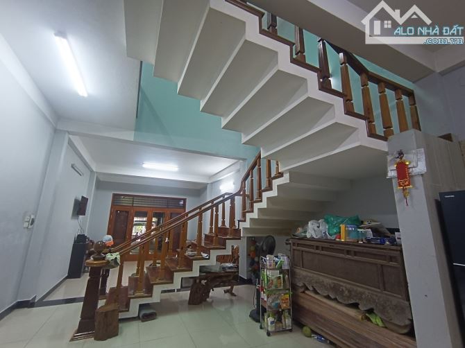 Nhà 2 tầng MT Nguyễn Chánh, Liên Chiểu, DT 180m2 gần biển, MT kinh doanh, nhà đẹp, giá đt.