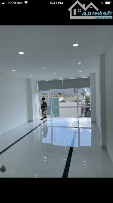 BAN NHA, rẻ nhất. Q1, đường BÙI VIỆN. Dt: 4.5m x 9m. nhà mới đẹp. Giá: 6.2 tỷ.