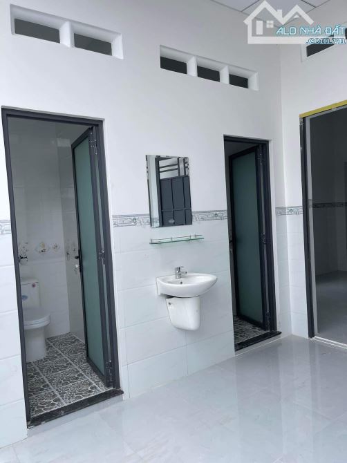 Bán căn nhà thị xã Trảng Bàng giá 845 triệu, diện tích 65,8m2, đường Quốc Lộ 22, SHR - 5