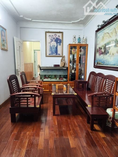 SIÊU PHẨM NHÀ MẶT PHỐ PHÂN LÔ 9 TỶ  45m 5T 4m MT Ô TÔ TRÁNH KINH DOANH ĐỈNH LẠC LONG QUÂN - 3
