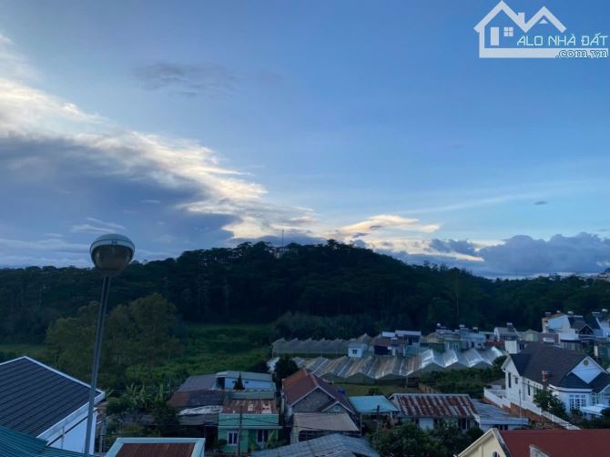 Nhà phố hai mặt tiền đường Nguyễn Siêu . Có view , nở hậu .