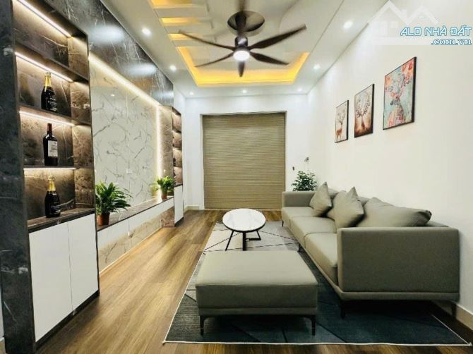 Minh Khai ,Hai Bà Trưng 30.1m x 5 tầng mặt tiền 3.5m 5.58 tỷ