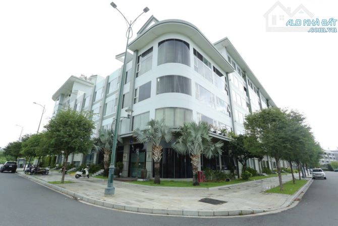 Cho thuê căn góc 2 mặt tiền + 3 lầu + 1 trệt tại Lakeview II Thủ Thiêm, Quận 2