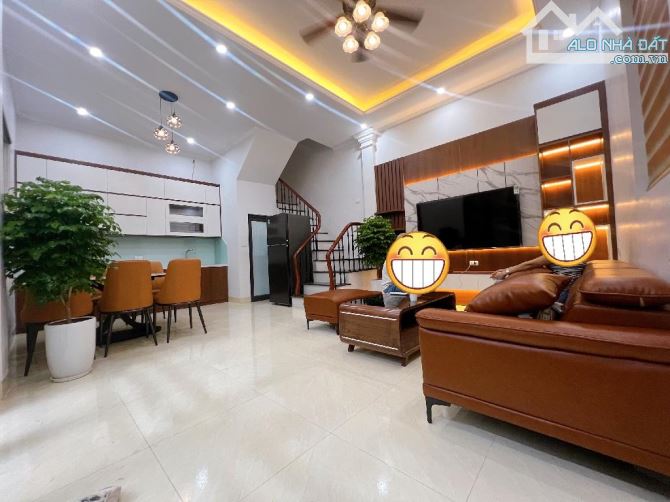 HƠN 8 TỶ TRUNG TÂM BA ĐÌNH 5 TẦNG 42M2 NGÕ THÔNG GẦN PHỐ ÔTÔ SÁT CỬA - 1