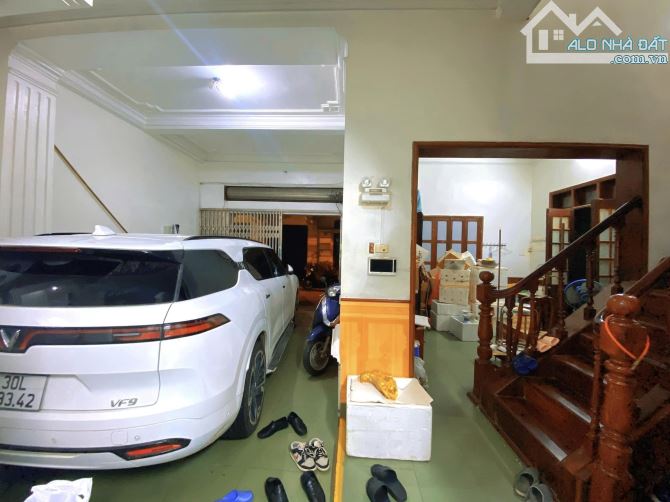 VIP.. phân lô góc 2 mặt ngõ 3 ôtô tránh HOÀNG QUỐC VIỆT.. dt:120m rộng 8,3m 5 tầng vỉa hè - 3