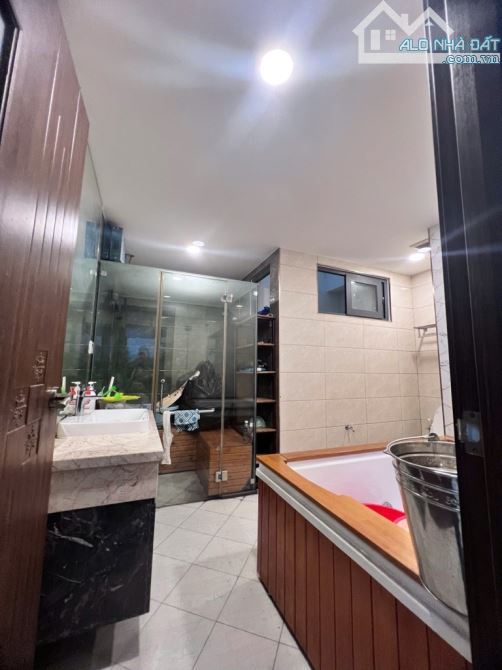 BIỆT THỰ MẶT TIỀN ĐẤT VÀNG Q1 CỰC HIẾM, HÁI RA TIỀN 8X26, 4TẦNG. GIÁ CHỈ 65 TỶ - 8
