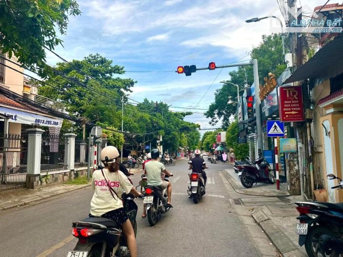 BÁN ĐẤT MẶT TIỀN NGUYỄN TRÃI TẶNG BIỆT THỰ CẤP 4 - CHO THUÊ CÓ DÒNG TIỀN ỔN ĐỊNH - DT 290 - 1