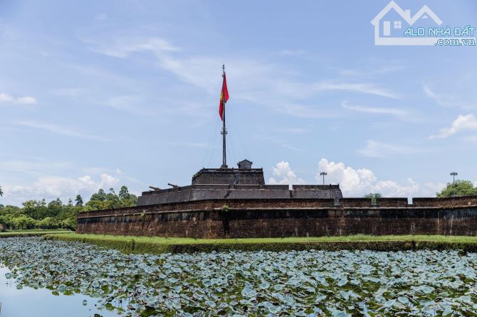 BÁN ĐẤT MẶT TIỀN NGUYỄN TRÃI TẶNG BIỆT THỰ CẤP 4 - CHO THUÊ CÓ DÒNG TIỀN ỔN ĐỊNH - DT 290 - 2