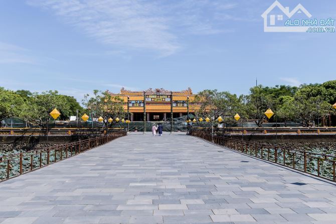 BÁN ĐẤT MẶT TIỀN NGUYỄN TRÃI TẶNG BIỆT THỰ CẤP 4 - CHO THUÊ CÓ DÒNG TIỀN ỔN ĐỊNH - DT 290 - 3