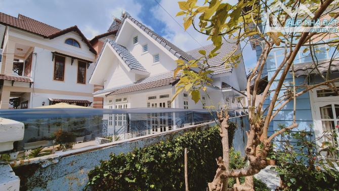 Cần bán Villa Sân Vườn Đẹp Đường Quang Trung Đà Lạt, DT 200m2, có sân vườn gara oto 7 chỗ