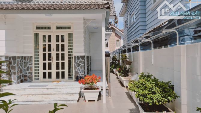 Cần bán Villa Sân Vườn Đẹp Đường Quang Trung Đà Lạt, DT 200m2, có sân vườn gara oto 7 chỗ - 1