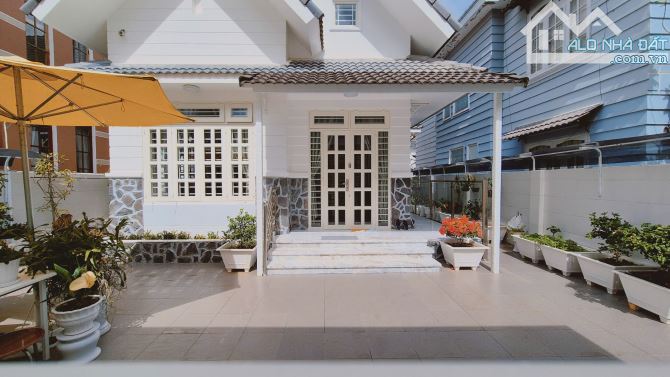 Cần bán Villa Sân Vườn Đẹp Đường Quang Trung Đà Lạt, DT 200m2, có sân vườn gara oto 7 chỗ - 2