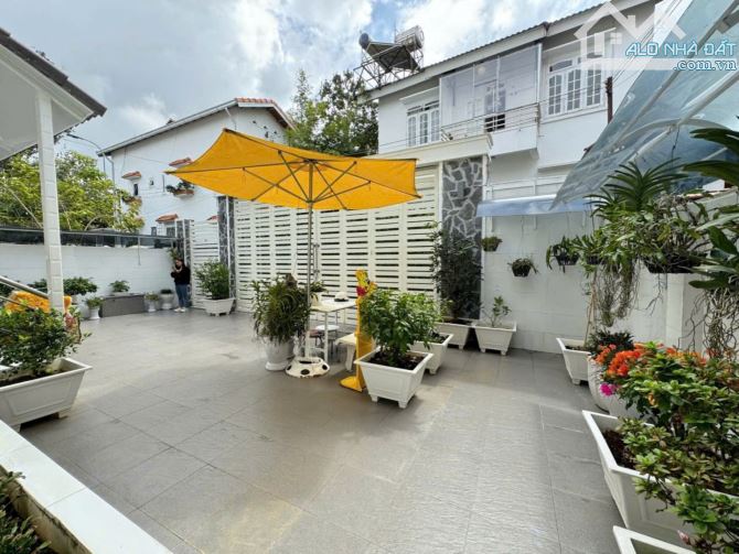 Cần bán Villa Sân Vườn Đẹp Đường Quang Trung Đà Lạt, DT 200m2, có sân vườn gara oto 7 chỗ - 7