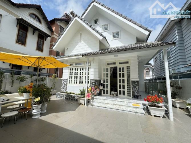 Cần bán Villa Sân Vườn Đẹp Đường Quang Trung Đà Lạt, DT 200m2, có sân vườn gara oto 7 chỗ - 8