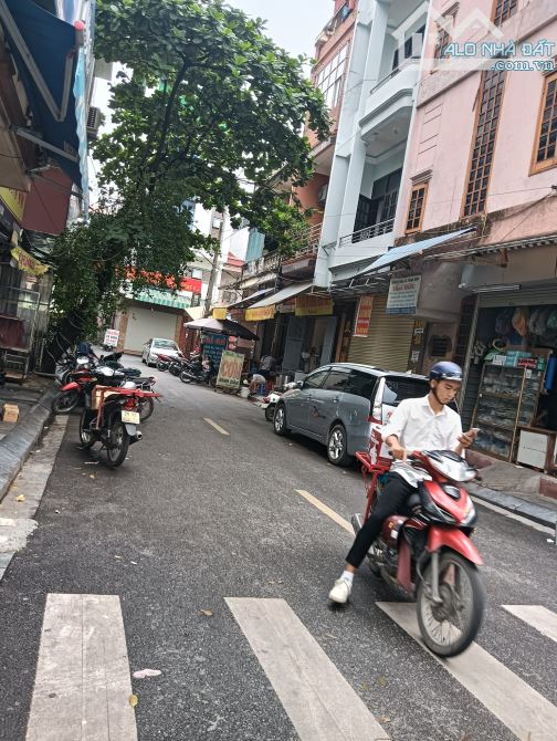 Cần Bán Nhà Hồ Văn Chương Đống Đa X4 Tầng Nhà Đẹp Ở Ngay Ngõ Ô Tô Vào Nhà Nhỉnh 11 Tỷ.