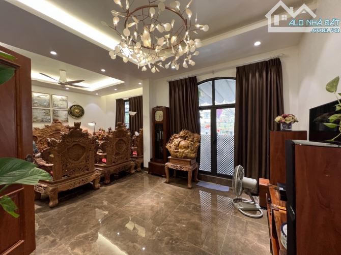 CẦN BÁN NHÀ THÁI HÀ, 4 TẦNG, VỊ TRÍ ĐẮC ĐỊA, NGÕ THÔNG, Ô TÔ TRÁNH, 206 M2, 45 TỶ