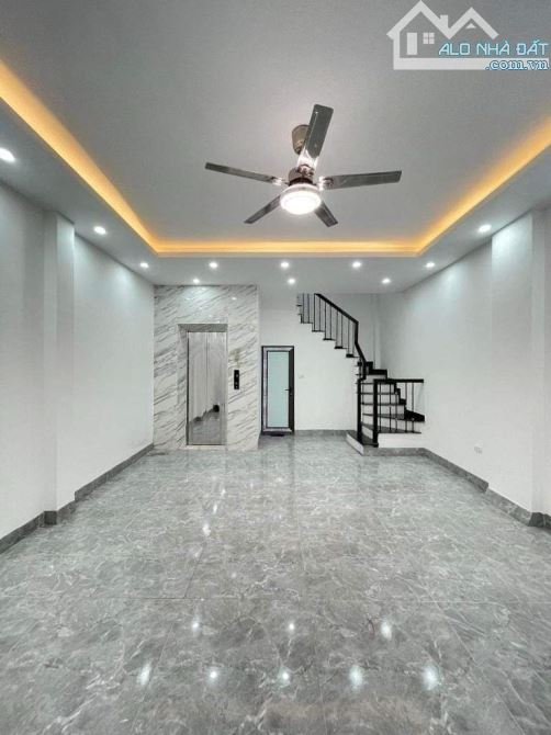 Bán nhà phố Miêu Nha, Tây Mỗ 40m2. Đường Ôtô tránh trục chính kinh doanh. Thang máy sẵn