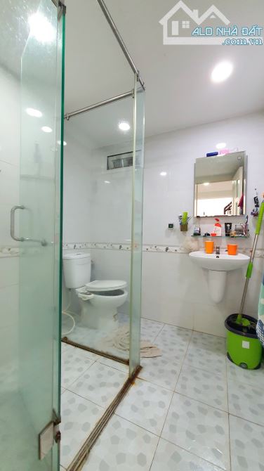 Bán gấp nhà 2 tầng 93 m2 ngay UB phường 9 Trần Khắc Chân Phú Nhuận - 9