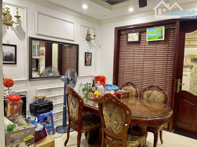 Liền kề 90 Nguyễn Tuân, nhỉnh 30 tỷ, 100m ô tô đỗ cửa, mặt tiền 6m