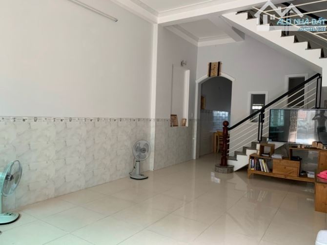 Nhà đẹp 3 tầng, ngang 5m, 80m2. Giá bán 6 tỷ. Sau lưng căn MT  Dương Đình Hội - 4