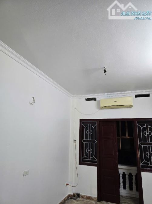 Bán nhà Long Biên 26m2 3 tầng 2PN - gần ô tô - gần chợ - gần đường lớn - giao thông thuận - 6