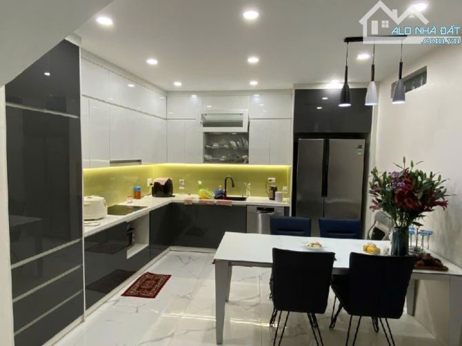 Nhà mặt ngõ HỒNG TIẾN- BỒ ĐỀ- LONG BIÊN. Nhà 3 tầng, DT 54m2, Ô tô tránh, giá 8.5 tỷ