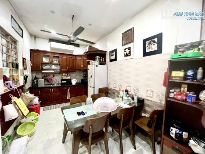 Bán nhà Ngọc Lâm- Nguyễn Văn Cừ- Long Biên- DT 60m2 x 4 tầng x 8.1 tỷ, ô tô cách nhà 30m.