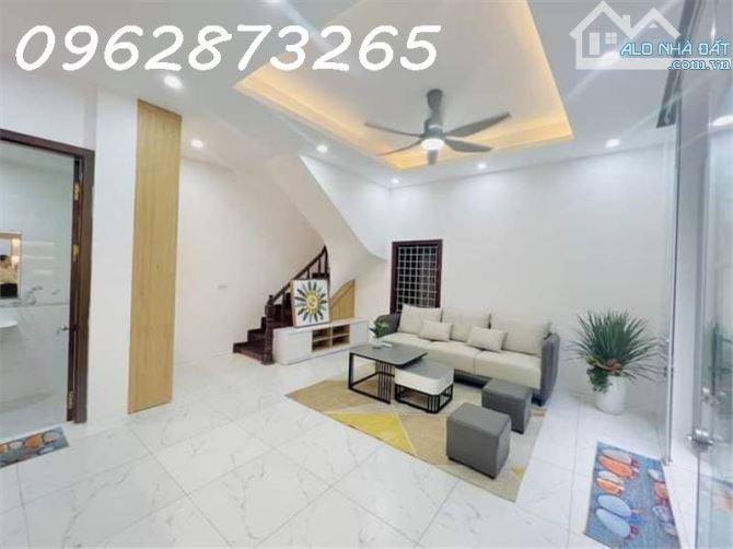 Ngọc Lâm- Nguyễn Sơn- Long Biên, Nhà 4 tầng, Ô tô đỗ cửa, DT 65m2, MT 5m, Giá 8.2 tỷ - 2