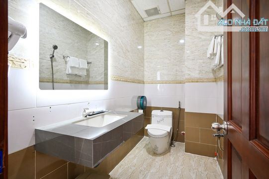 Bán Khách Sạn 35P KHU SÂN BAY có HĐT:210triệu/th,DT:5 x 34m CN: 162m2 - 4