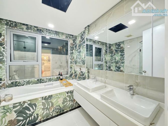 Bán nhà Nguyễn Huệ - Hải Triều, Bến Nghé, Quận 1, dt: 4,3x18, 3 lầu mới đẹp
