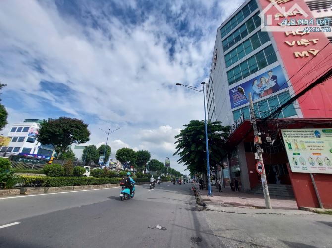 Gia đình gấp bán nhà mặt tiền khu vực Lạc Quang Trường Chinh, gần cầu Tham Lương