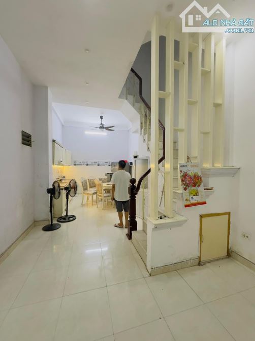BÁN NHÀ NGÕ 69 HOÀNG VĂN THÁI - CÁCH Ô TÔ 10M - 42M x 4 TẦNG GIÁ 8,9 TỶ