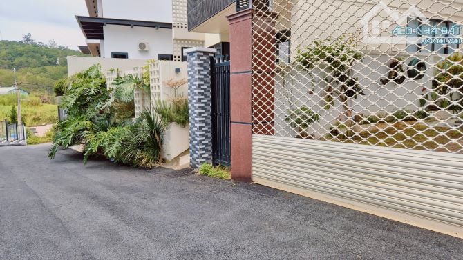 👉Villa Hẻm ô tô lớn Sổ riêng Hùng Vương, Phường 9, Đà Lạt, đường trước nhà rộng - 1