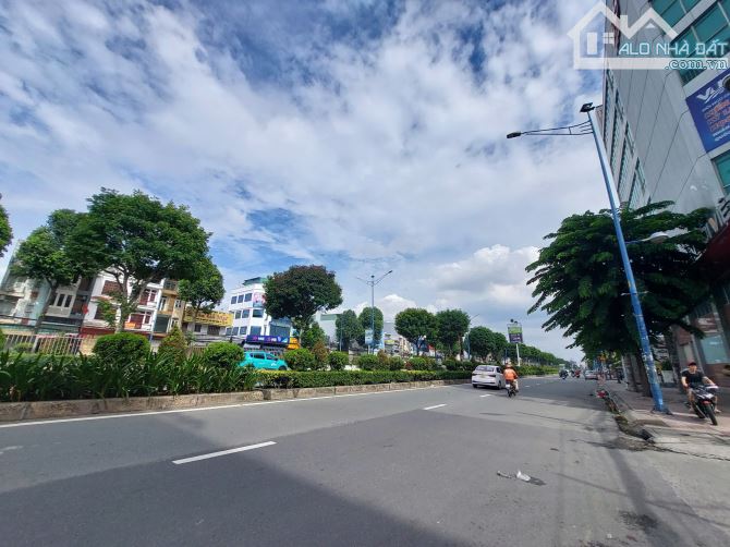 Gia đình gấp bán nhà mặt tiền khu vực Lạc Quang Trường Chinh, gần cầu Tham Lương - 1