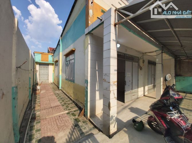 Gia đình gấp bán nhà mặt tiền khu vực Lạc Quang Trường Chinh, gần cầu Tham Lương - 4