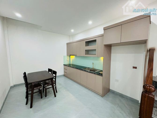 Nhà 8 phòng khép kín ngõ thông cách 400m ra mặt đường QL 32, gần chợ , hiệu thuốc