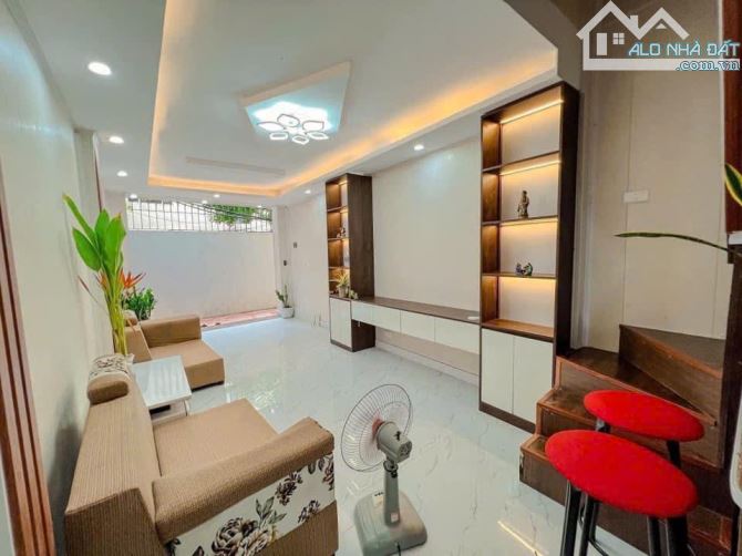 Nhà đẹp Yên Xá Thanh Trì 32m2, 5 tầng chỉ 4.25 tỷ cực gần ô tô.