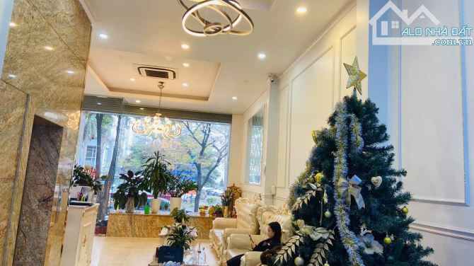 Bán nhà mặt phố Trần Vỹ. Dt 55m2, 8 tầng thang máy, vỉa hè rộng. Giá 26.5 tỷ