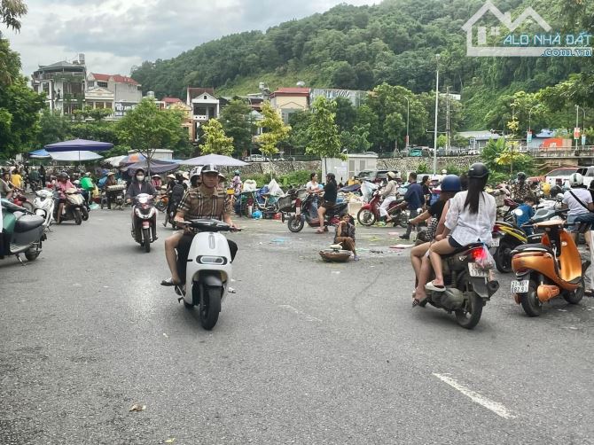 Nhà mặt chợ Kim Tân kinh doanh sầm uất ngày đêm - 2