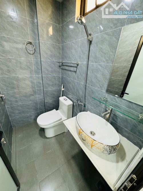 Nhà 8 phòng khép kín ngõ thông cách 400m ra mặt đường QL 32, gần chợ , hiệu thuốc - 2