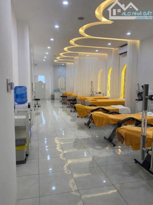 Nhà 6 mê mặt tiền đường Quang Trung hạ giá cực sốc cần bán gấp trung tâm tp quảng Ngãi - 2