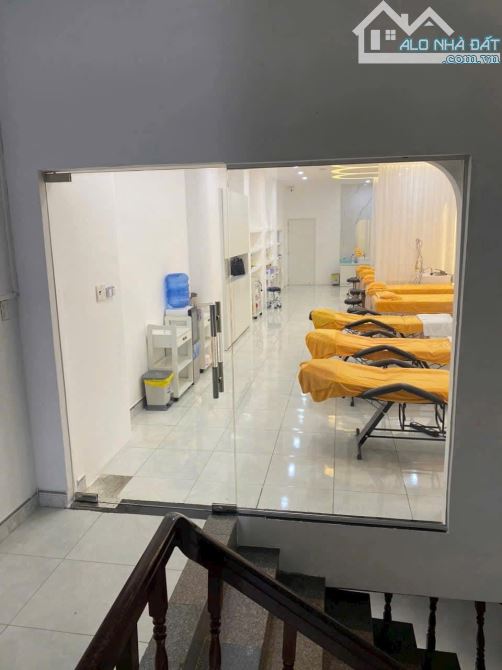 Nhà 6 mê mặt tiền đường Quang Trung hạ giá cực sốc cần bán gấp trung tâm tp quảng Ngãi - 3